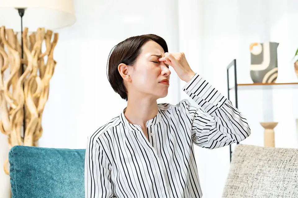 AI検索時代のSEO運用に悩み頭を押さえる女性担当者